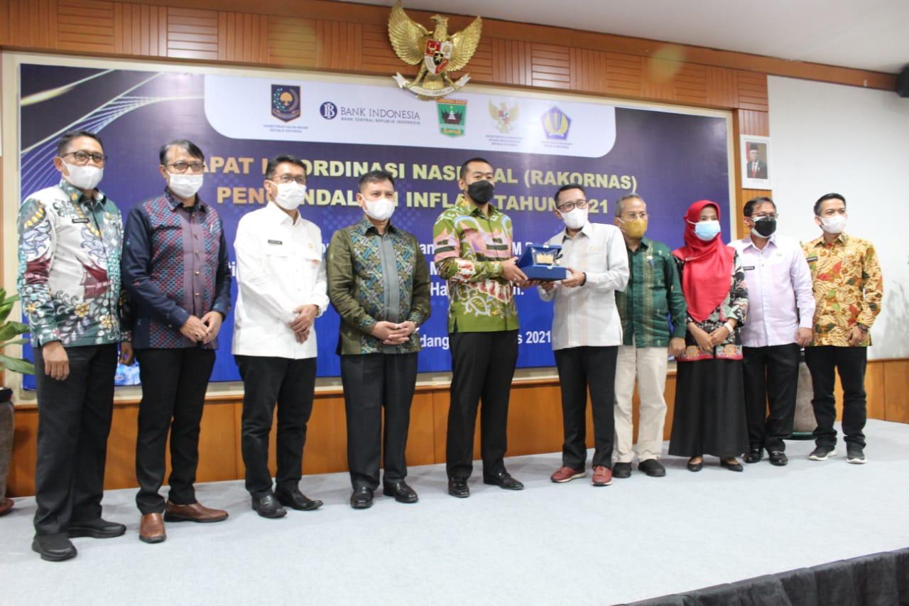 Wakil Gubernur Sumbar, Audy Joinaldy, menyerahkan plakat Rumah Gadang kepada Bupati Tanah Datar Eka Putra, di Padang, Rabu (25/8/2021). 