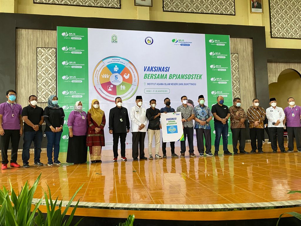 Vaksinasi BPJamsostek untuk 4.000 orang mahasiswa IAIN Bukittinggi di Kampus II IAIN di Kubang Putiah, Bukittinggi, Jumat (27/8/2021).
