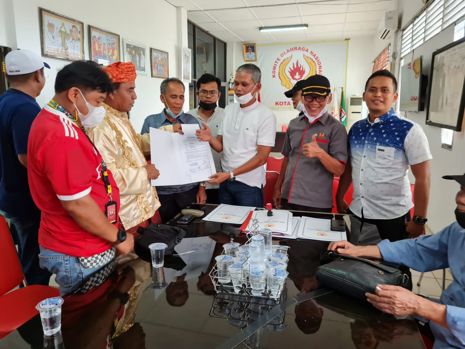 Yusra MS, kandidat Ketua KONI kota Padang (pakaian adat Minang) menyerahkan persyaratan pendafatarannya ke Panitia Penjaringan, Sabtu (28/8/2021).
