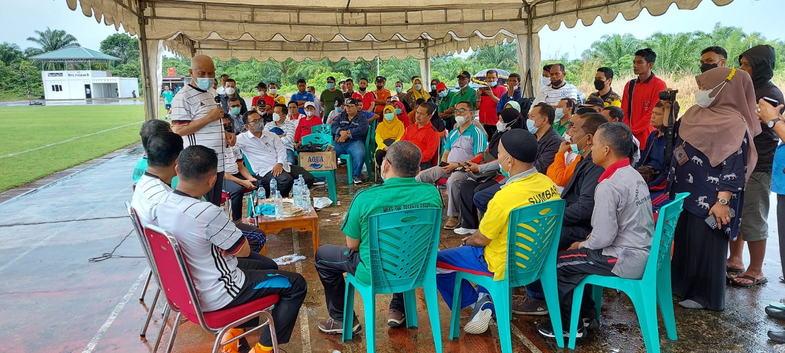 Gubernur Sumbar, Mahyeldi, dalam pertemuan dengan beberapa kepala sekolah di Pasaman Barat, di Lapangan Bolakaki Tuah Bersama Padang Tujuah - Pasaman Barat, Rabu (1/9/2021).