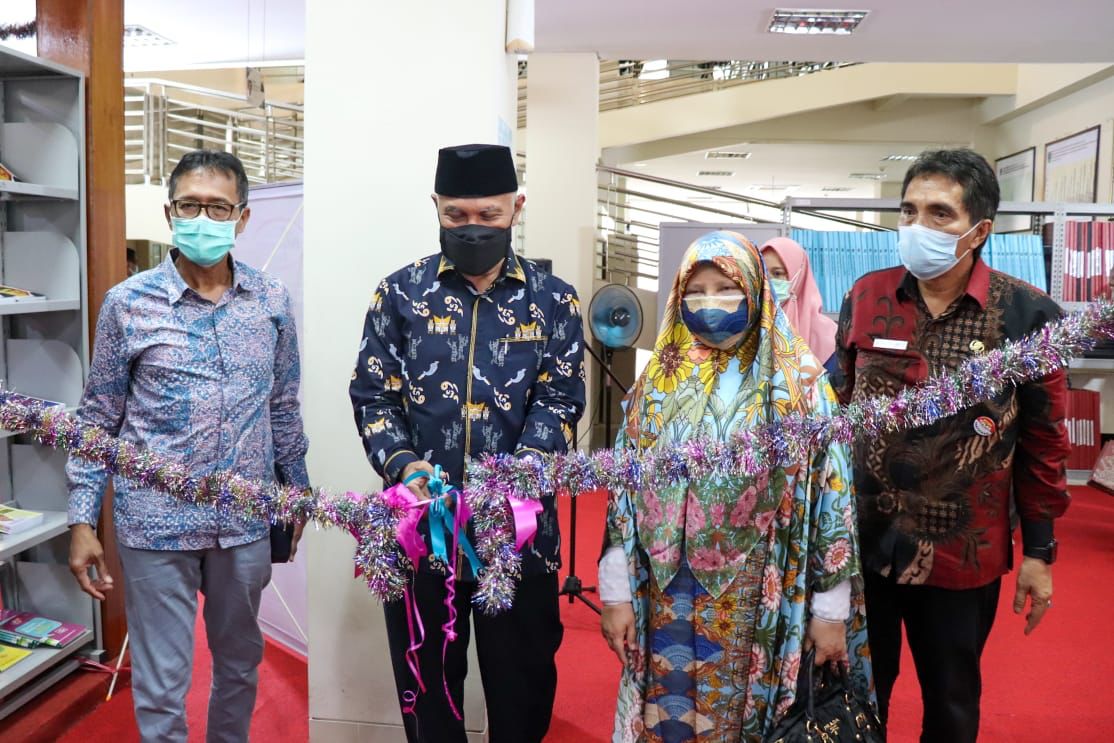 Gubernur Sumbar, Mahyeldi, meresmikan Irwan Prayitno Corner (Sudut), di lantai 1 Perpustakaan Sumbar, di Padang, Sabtu (4/9/2021).