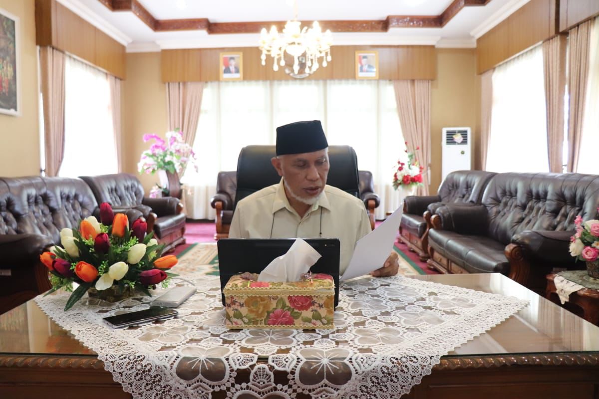 Gubernur Sumbar, Mahyeldi, saat mengikuti Forum Diskusi Penanganan Masalah Perdagangan Luar Negeri secara virtual dari Istana Bung Hatta Bukittinggi, Selasa (07/09/21).