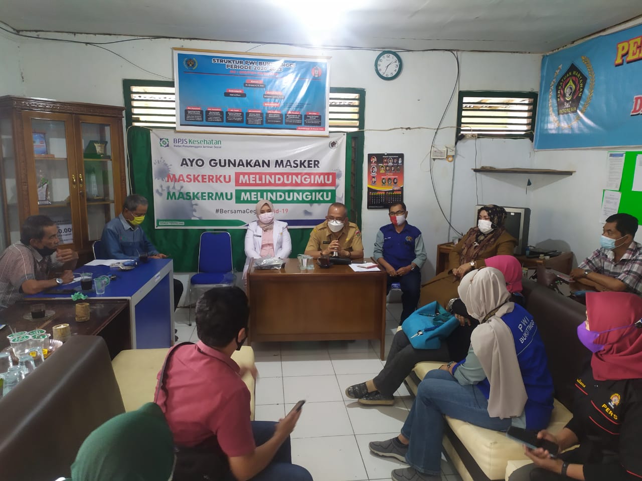 Plt. Kepala Dinas Kesehatan Kota Bukittinggi, Erwin Umar, dalam pertemuan dengan wartawan yang tergabung dalam PWI Bukittinggi di Sekretariat PWI Bukittinggi, Selasa (7/9/2021) sore.