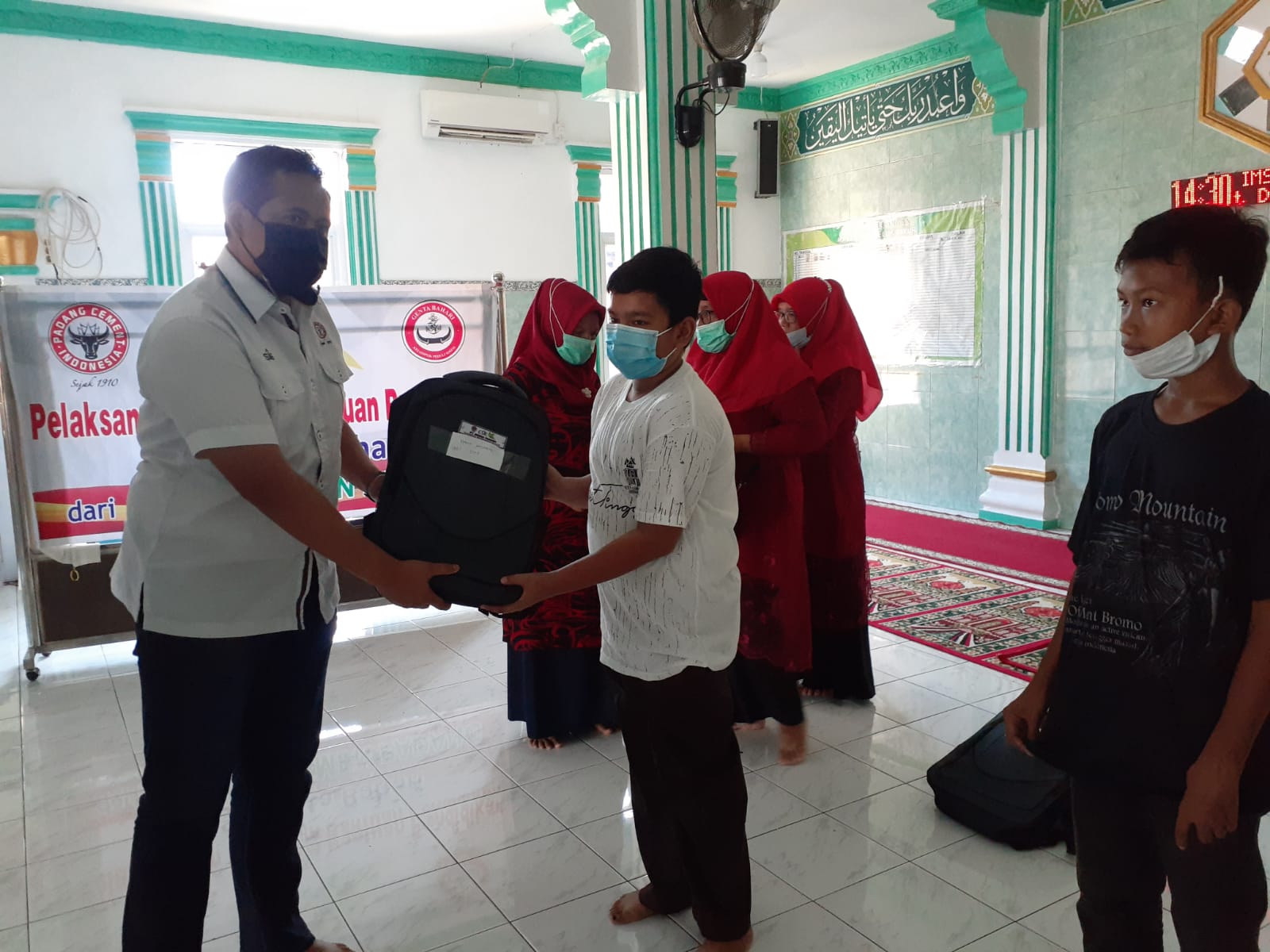 Bantuan paket pendidikan buku, tas dan seragam sekolah untuk pelajar setingkat SMP, diserahkan oleh PT Semen Padang bekerjasama dengan Kelompok Peduli Sosial (KPS) Genta Bahari di Masjid Raya Teluk Bayur.