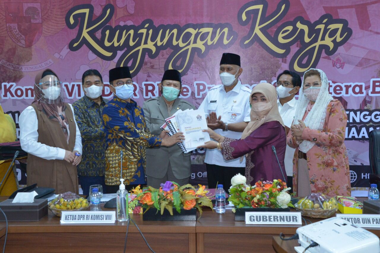 Gubernur Sumbar, Mahyeldi, bersama rombongan Komisi VIII DPR RI, berada di kampus UIN Imam Bonjol Padang, Rabu (8/9/2021).