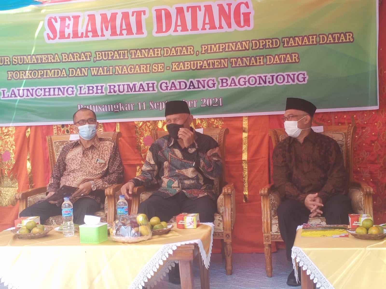 Gubernur Sumbar, Mahyeldi (tengah) saat menghadiri peresmian LBH Rumah Gadang Bagonjong di Tanah Datar, Sabtu (11/9/2021).