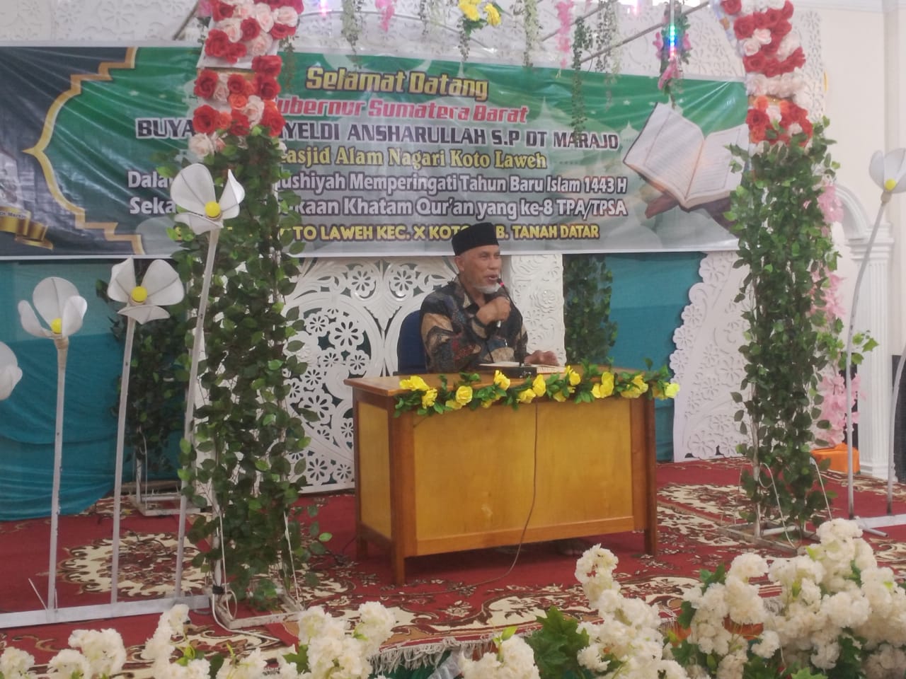 Gubernur Sumbar, Mahyeldi, saat memberikan Tausiah dalam rangka memperingati Tahun Baru Islam 1443 Hijriah dan sekaligus membuka Khatam Quran yang ke 8 TPA/TPSA di Masjid Alam Nagari Koto Laweh Kec. X Koto Kab. Tanah Datar, Sabtu (11/9/2021).)
