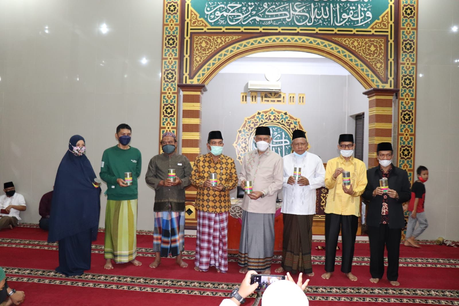 Gubernur Sumbar, Mahyeldi, bersama pengurus masjid Ikhwatun Parupuk Tabing, Padang, Minggu (12/9/2021), meluncurkan program Waqaf 2.000 rupiah sehari.