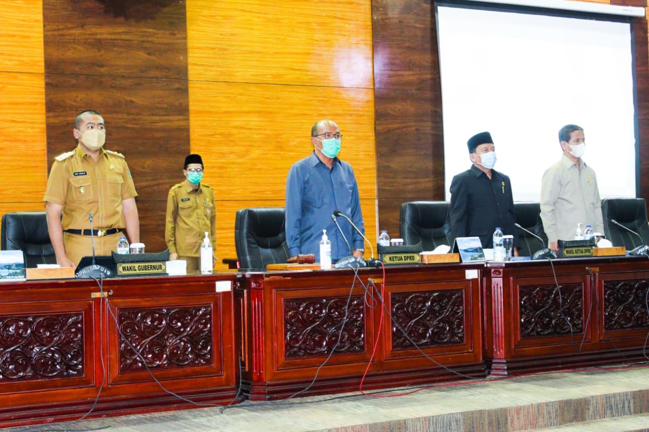 Wakil Gubernur Sumbar, Audy Joinaldy (kiri), Ketua DPRD Supardi dan para Wakil Ketua dalam Rapat Paripurna Pengambilan keputusan KUPA-PPAS Perubahan tahun 2021 di Padang, Senin (13/9/2021). 