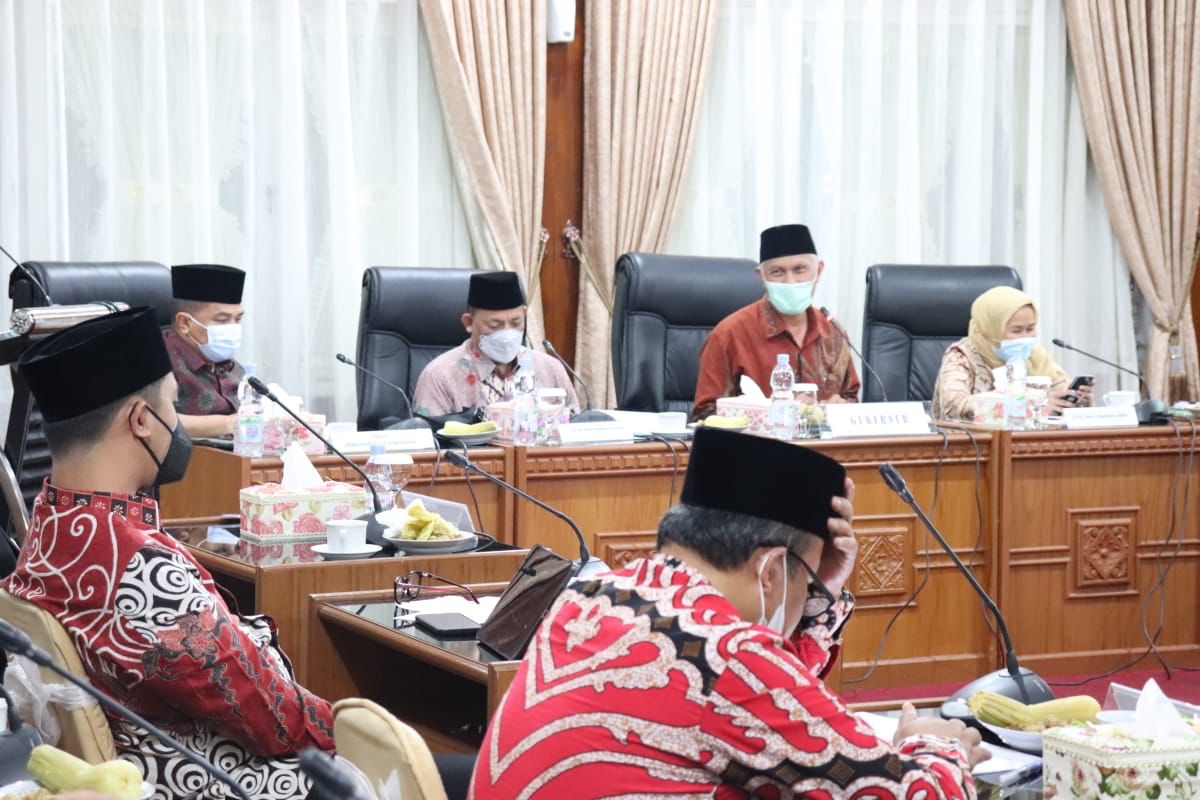 Gubernur Sumbar, Mahyeldi, dalam rapat rapat pembahasan kondisi TPA regional Payakumbuh dan upaya penanganan yang diinisiasi Dinas Lingkungan Hidup Provinsi Sumbar, di Istana Bung Hatta, Bukittinggi, Minggu (12/9/2021).