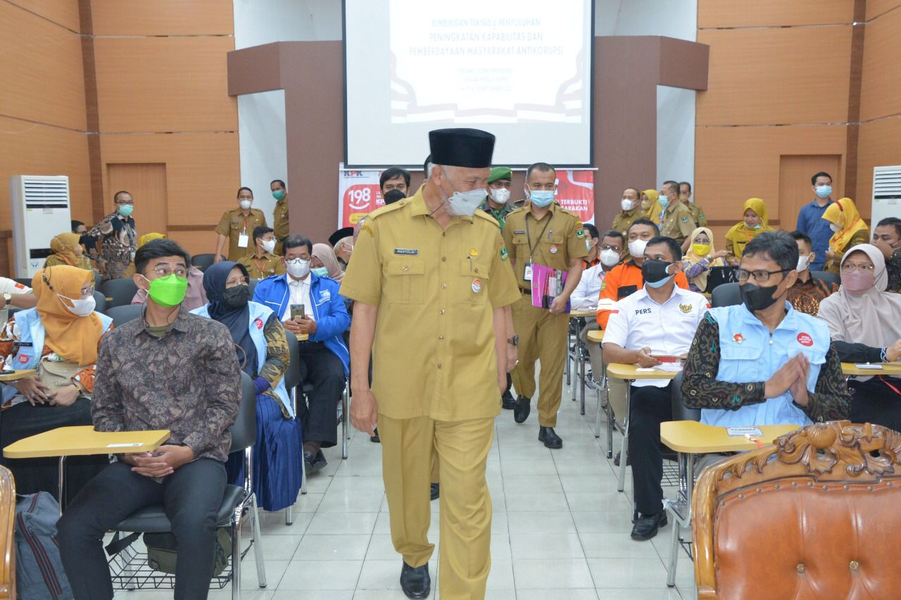 Gubernur Sumbar, Mahyeldi, menghadiri Bimbingan Teknis dan Penyuluhan Peningkatan Kapabilitas dan Pemberdayaan Masyarakat Antikorupsi yang digelar KPK RI di Padang, Selasa (14/9/2021).