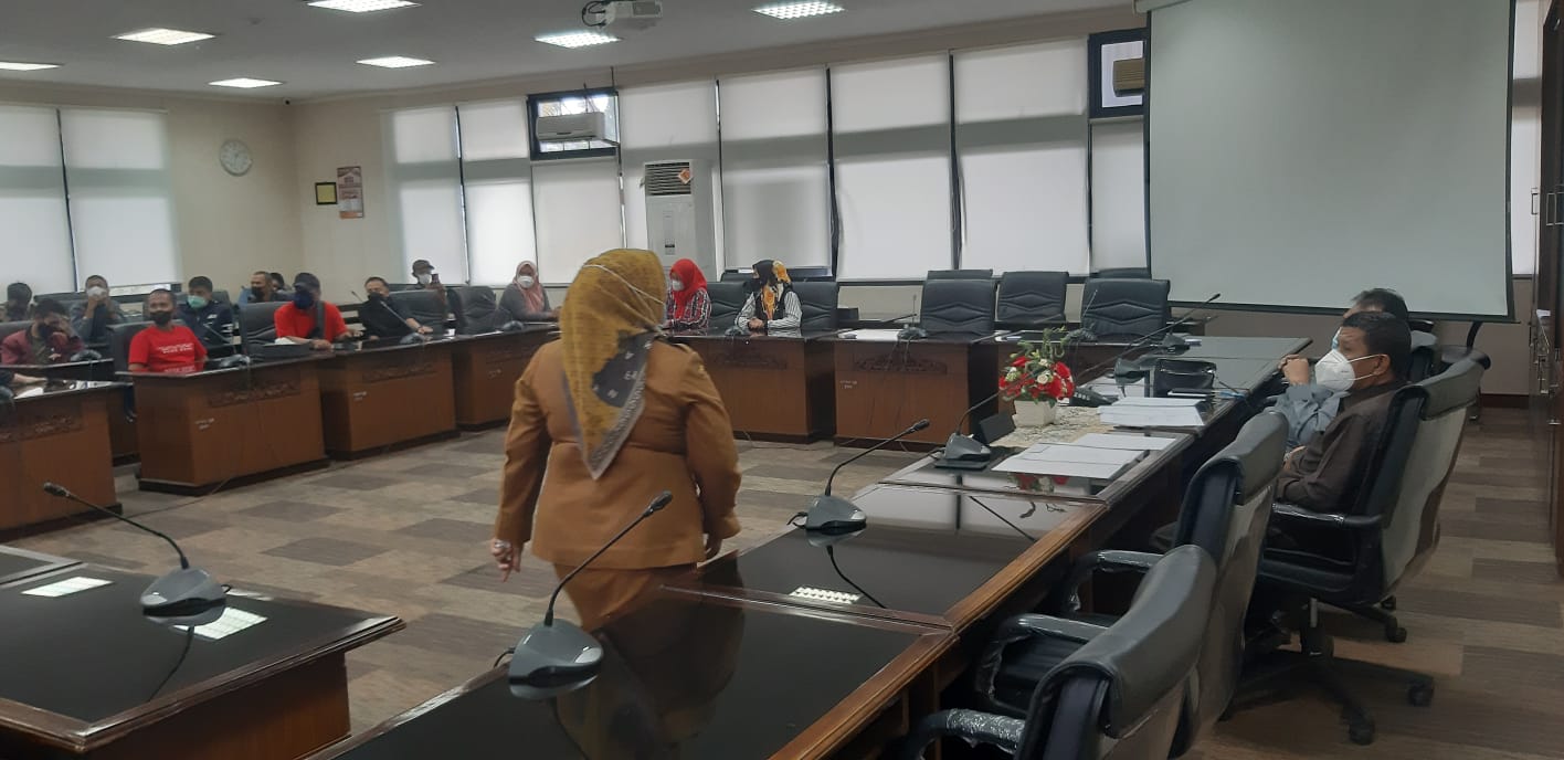 Karyawan Basko Hotel saat melapor ke komisi II DPRD Sumbar, Selasa (14/9/2021).