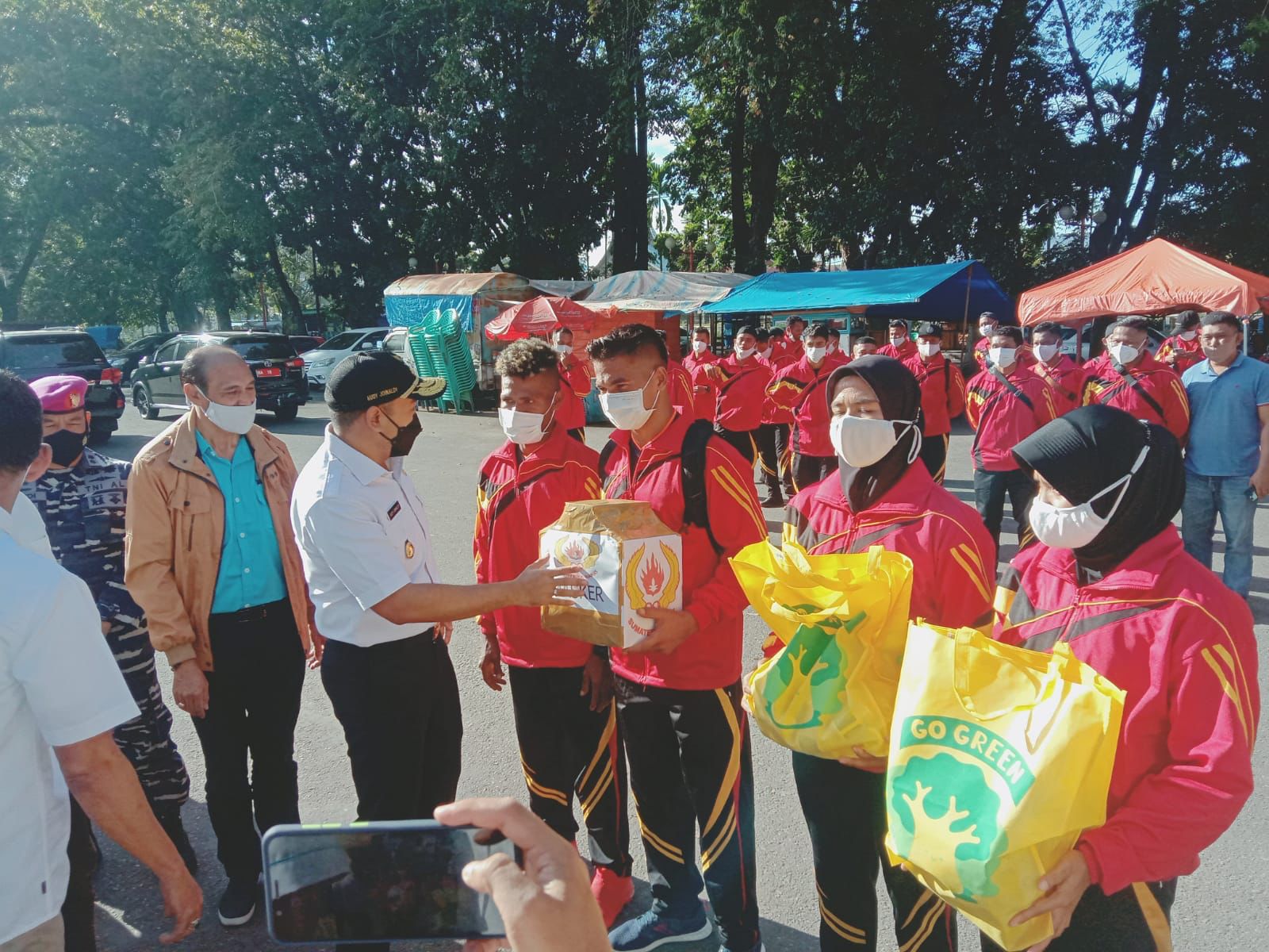 Wagub Sumbar, Audy Joinaldy, melepas atlet Dayung menuju Papua di GOR H. Agus Salim Padang, Rabu(15/9/2021).