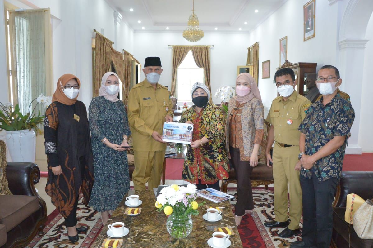 Gubernur Sumbar, Mahyeldi, menerima keluarga Bagindo Aziz Chan, di Padang, Senin (20/9/2021).