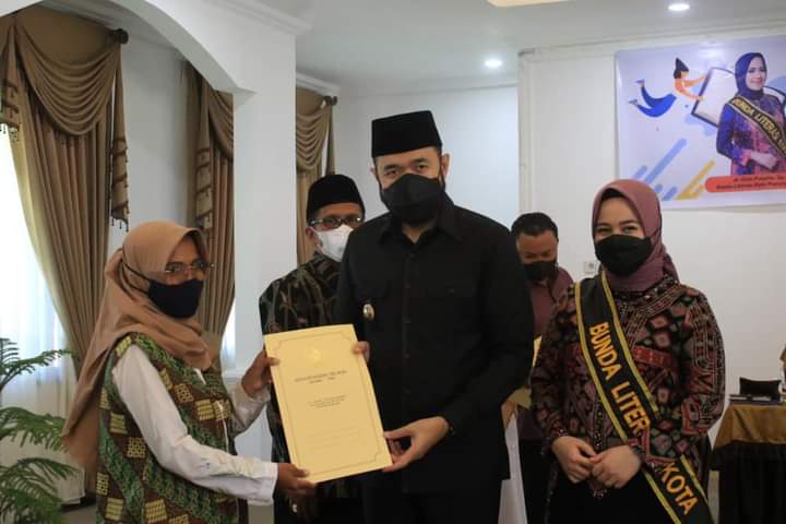 Wako Fadly Amran di dampingi Bunda Literasi Dian Puspita dalam kegiatan sosialisasi berlangsung, Senin (20/9/2021) di pendopo rumah dinas Wali Kota.