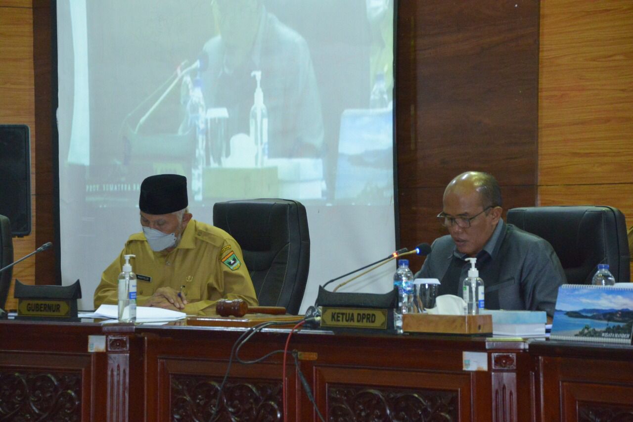 Gubernur Sumbar, Mahyeldi (kiri) dan Ketua DPRD Sumbar, Supardi, saat Rapat Paripurna Perubahan APBD tahun 2021 di Ruang Sidang Utama DPRD Sumbar, Senin (20/09/21).