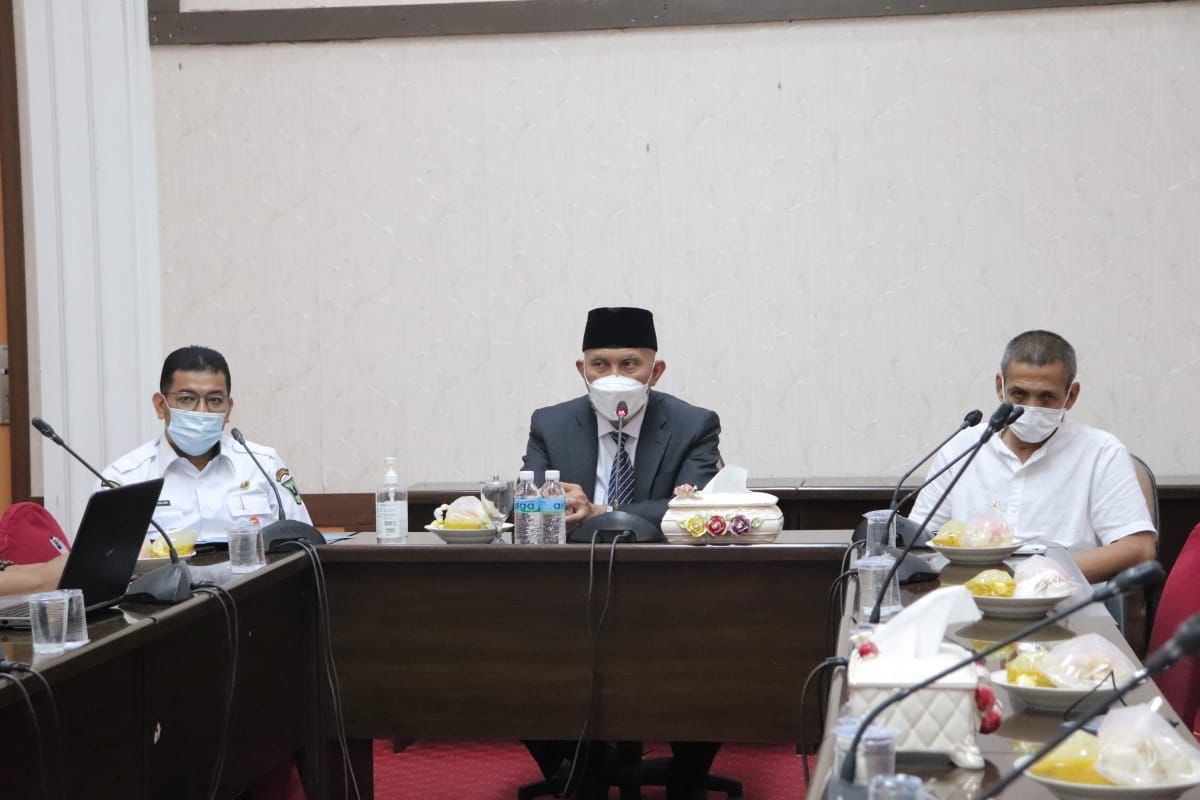Gubernur Sumbar, Mahyeldi, didampingi Kadispora dan Ketua KONI Sumbar, memimpin Rapat Persiapan Kontingen Sumbar menuju PON XX Papua di Istana Gubernur, Padang, Rabu (22/9/2021).