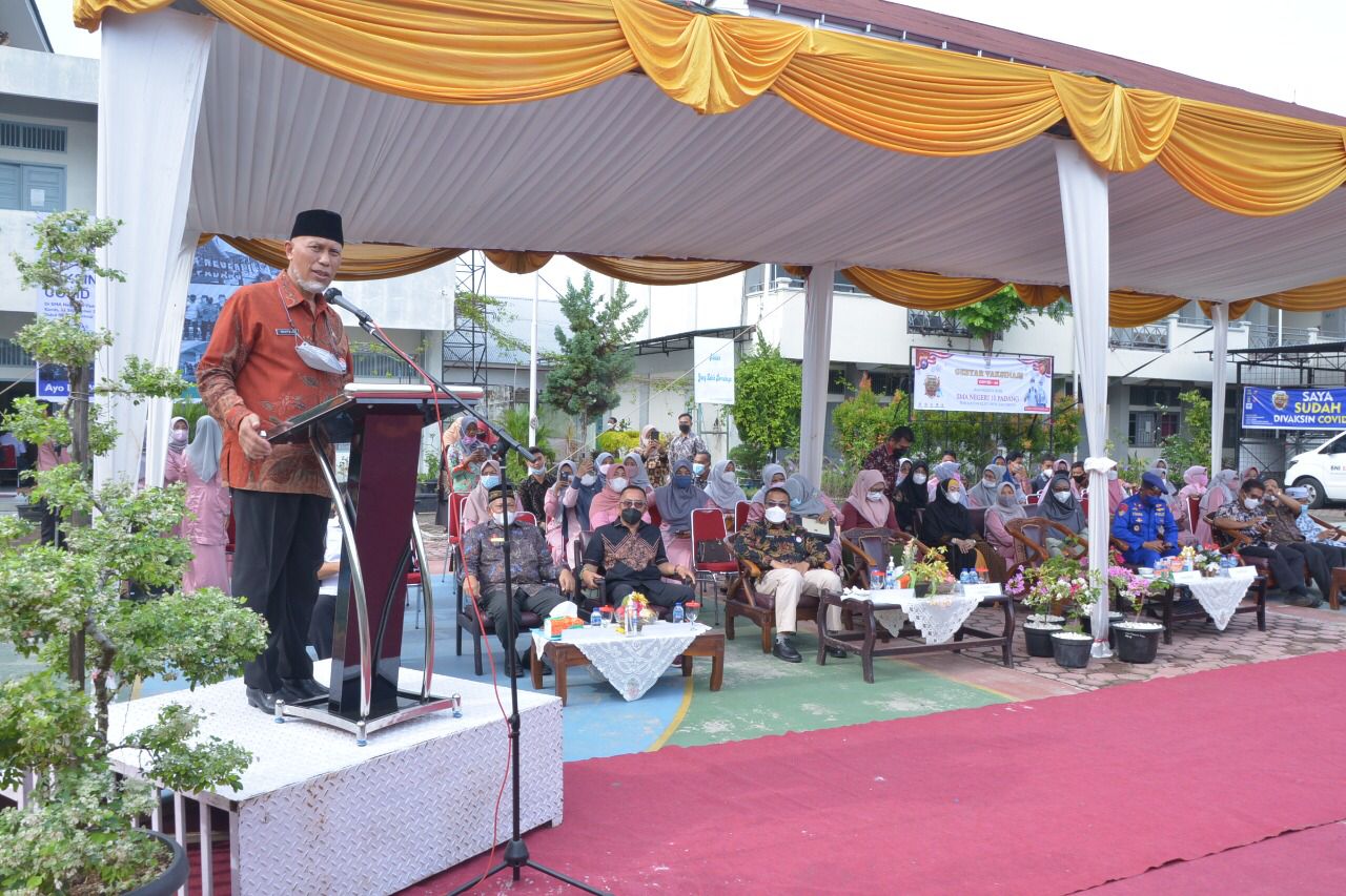 Gubernur Sumbar, Mahyeldi, saat meninjau vaksinasi di SMA 10 Padang, Kamis (23/09/2021).