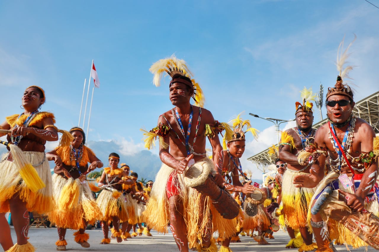 Penyambutan kontingen dengan tarian tradisi Papua, Kamis (23/9/2021).