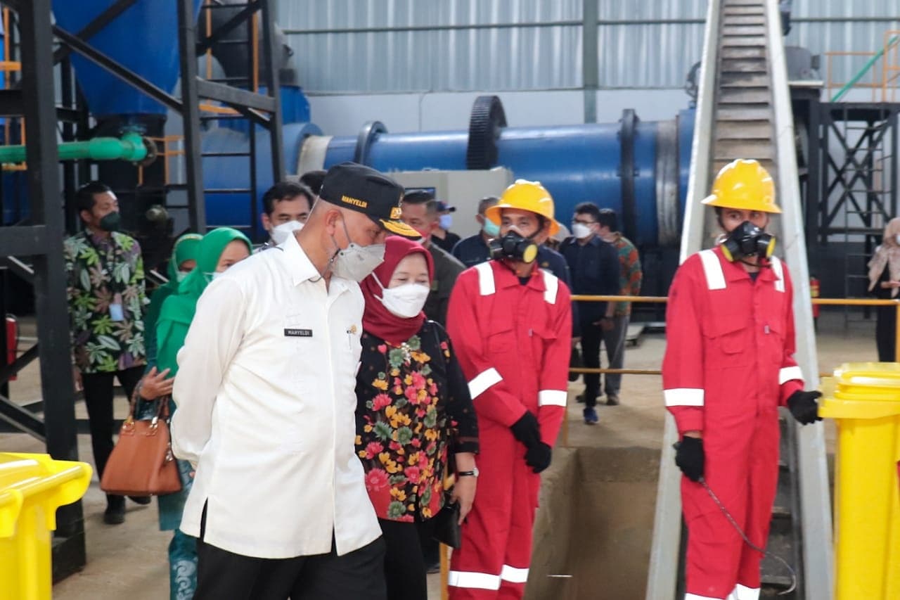 Gubernur Sumbar, Buya Mahyeldi, dan Deputi IV Kemeko Marves, Nani Hendiarti, meninjau insenerator atau alat pemusnah sampah limbah B3, di Padang, Jumat (24/9/2021).