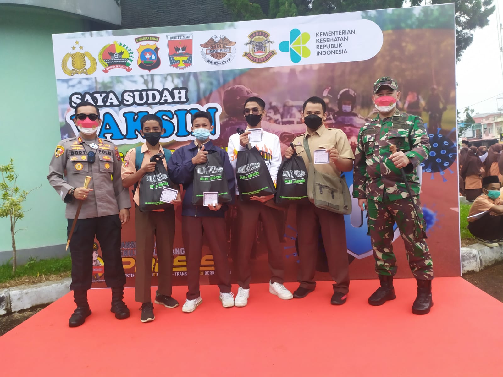 Vaksinasi di Bukittinggi.