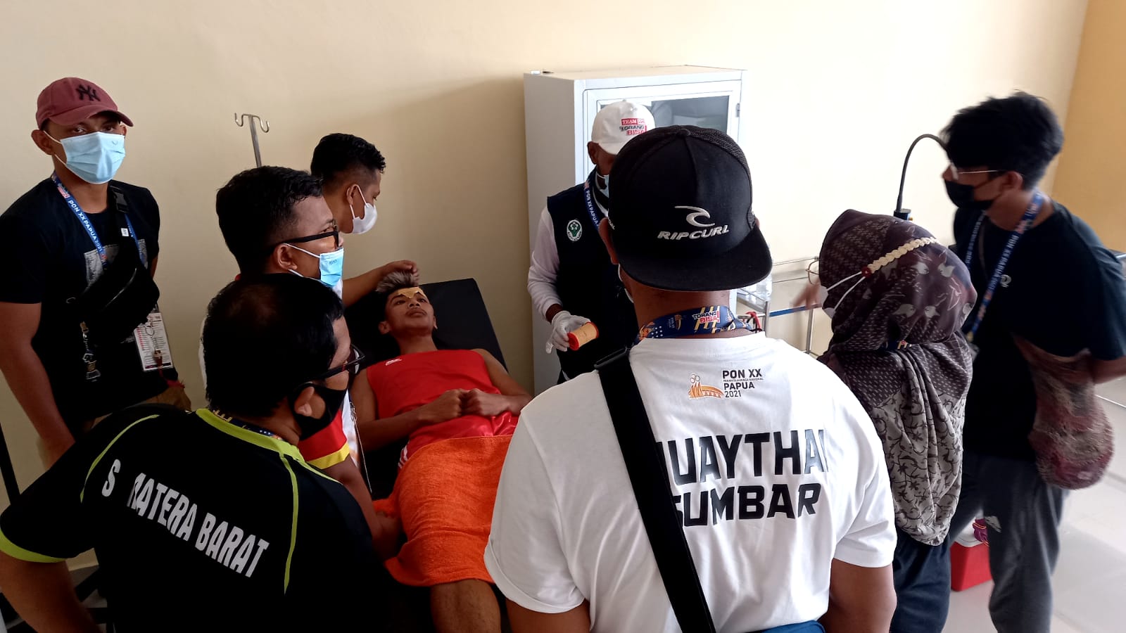 Atlet cabang Muaythai Sumbar, Andri, mendapat perawatan akibat cedera saat bertarung di PON XX Papua 2021, Selasa (28/9/2021).