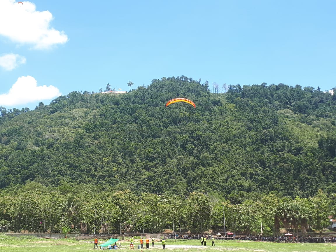 Paralayang PON XX Papua 2021. Tergantung cuaca yng membawa angin.