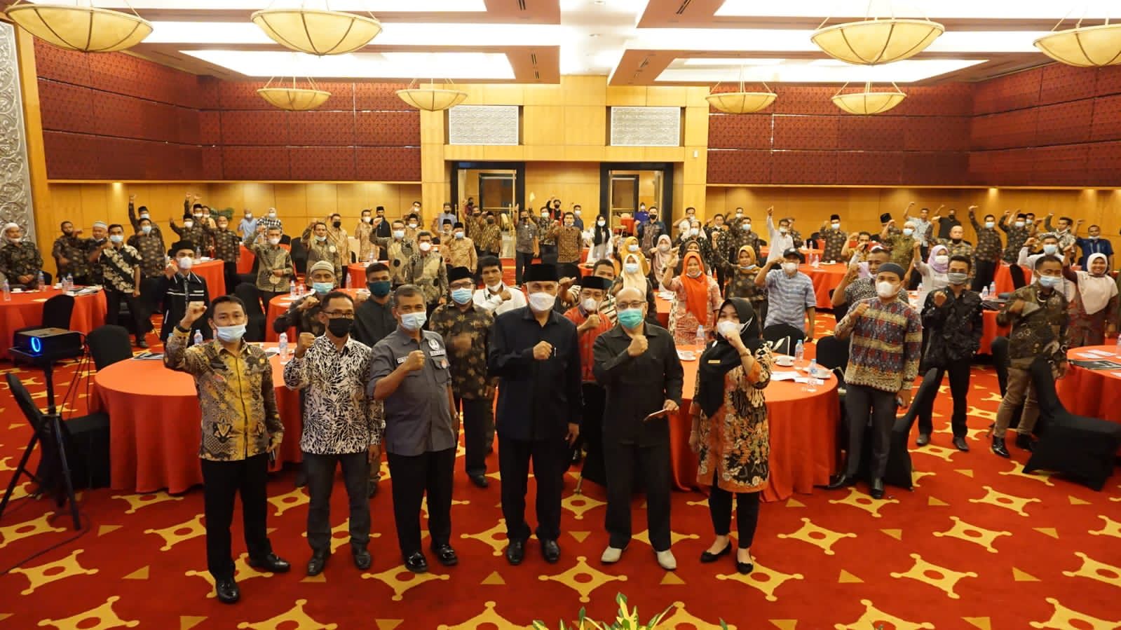 Gubernur Sumbar, Mahyeldi, bersama peserta Bimtek Peningkatan Kapasitas Anggota BPD/Bamus Nagari tingkat Provinsi Sumatera Barat angkatan IX, di Padang, Kamis (30/9/2021).