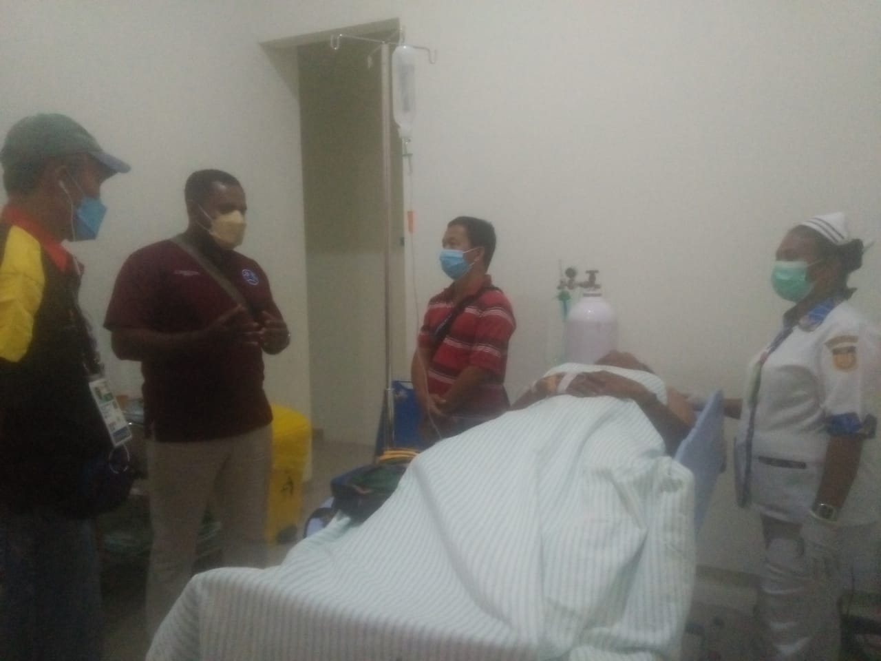 Dokter kontingen Sumbar Afriawardi (bertopi) saat mencek kondisi atlet gantole Khaidir Anas, Senin (4/10/2021).