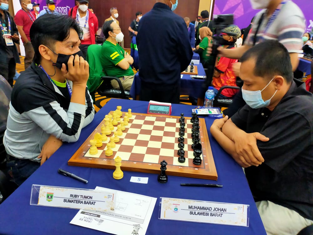 Pecatur Sumbar, Ruby Tamono (kiri) dalam pertandingan catur kilat PON XX Papua, Senin (4/10/2021).