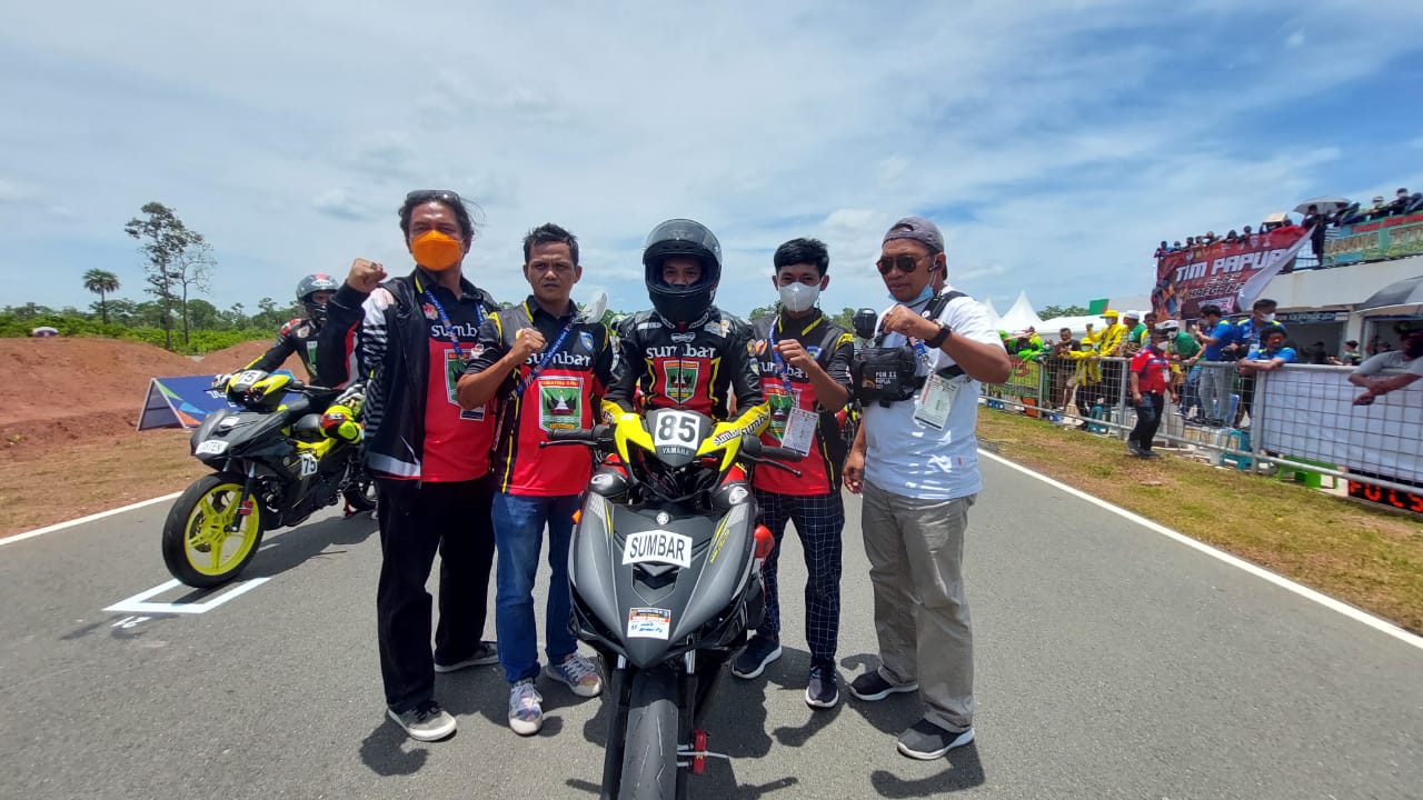 Pebalap motor Sumbar pada Pon XX Papua, Rabu (6/10/2021).
