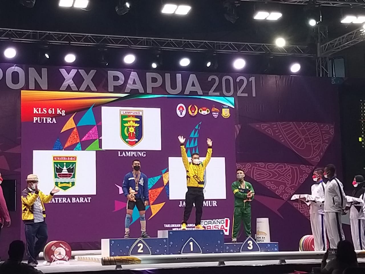 Lifter Sumbar, Pardani medali perak, Emas Lampung dan Perunggu Jawa Timur, di kelas 61 kg Angkat Besi, PON XX Papua, Rabu (6/10/2021). 