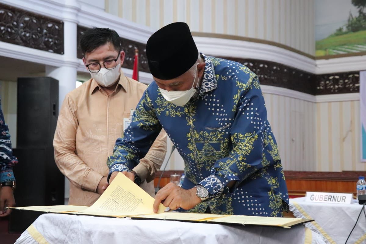 Gubernur Sumbar, Mahyeldi, menandatangani nota kesepahaman dengan Kepala Regional CEO III Palembang, PT Bank Syariah Indonesia, Alhuda DJ, di Aula Kantor Gubernur, Rabu (6/10/2021).