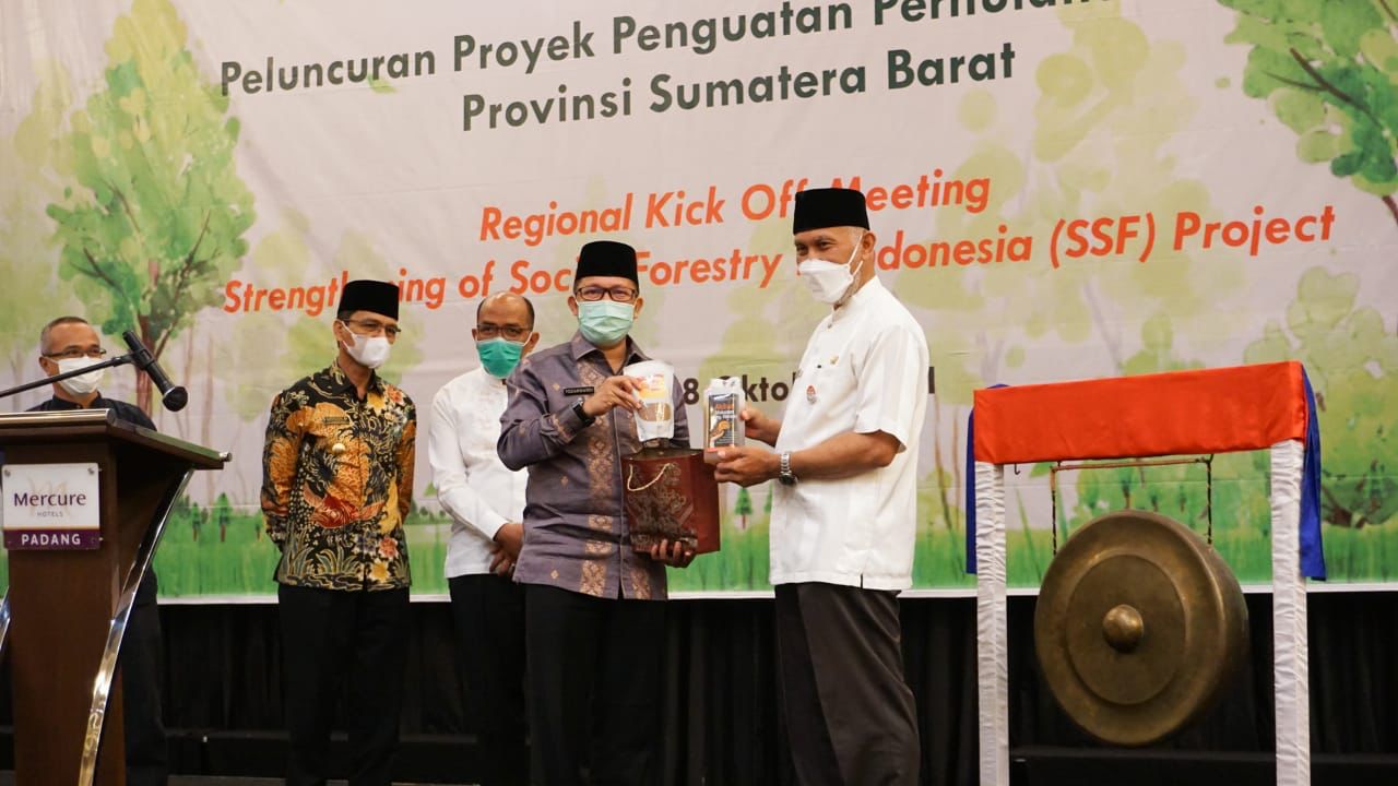Gubernur Sumbar, Mahyeldi dan Kepala Dinas Kehutanan, Yozarwadi, saat peluncuran Penguatan Hutan Sosial, di Padang, Jumat (8/10/2021).