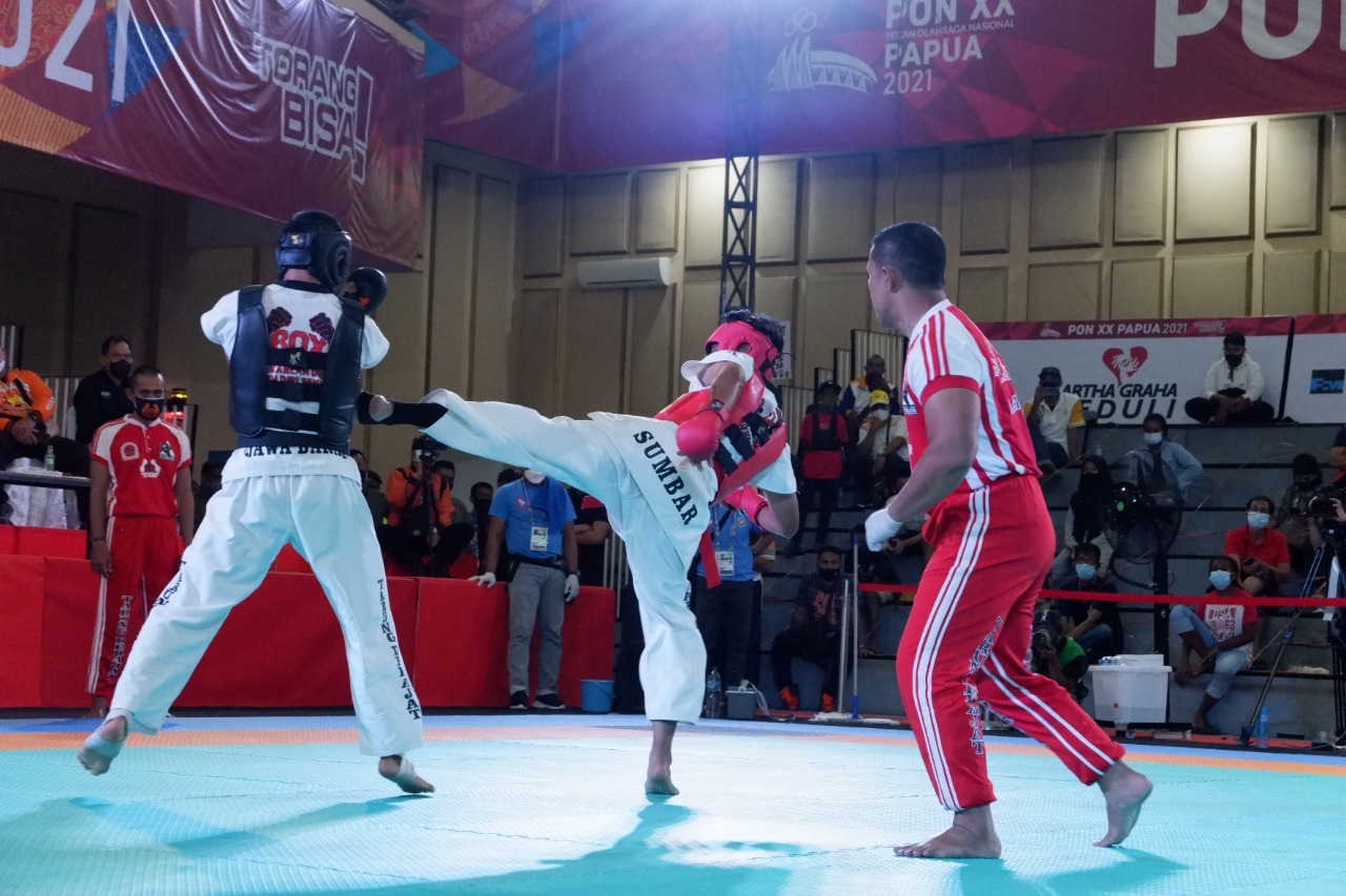 Petarung Sumbar Yogi, terhenti langkahnya di babak pertama oleh Rio Muhammad pada nomor tarung kelas 61-64 Kg, PON XX Papua, Jumat (8/10/2021).