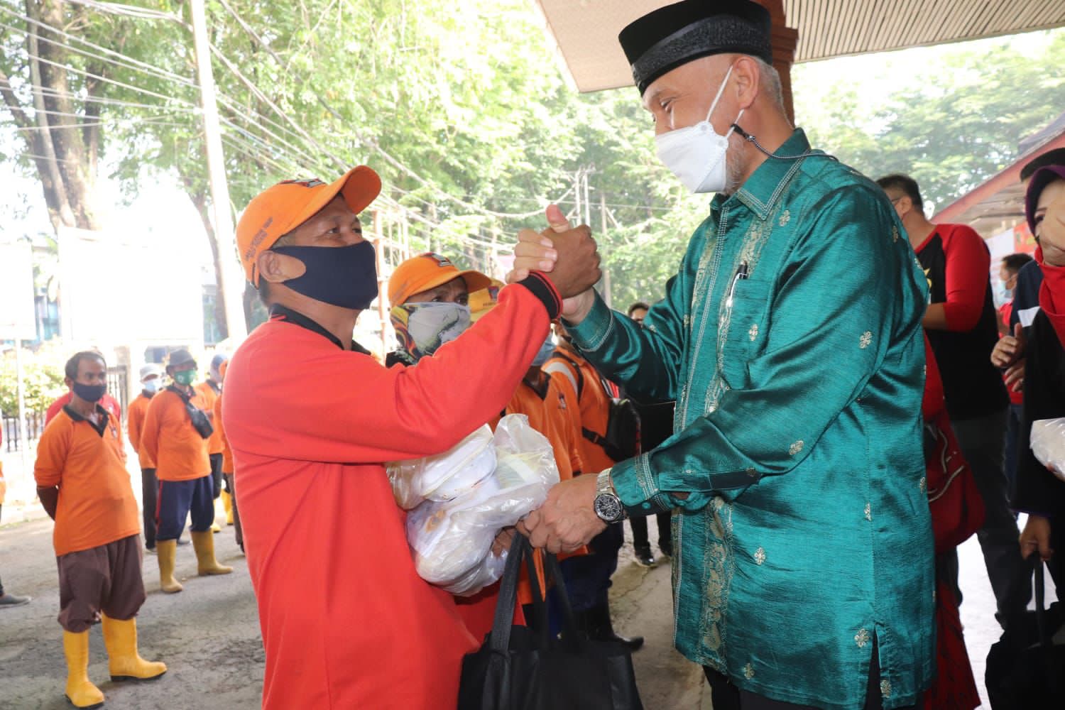 Gubernur Sumbar, Mahyeldi, menyerahkan sembako kepada pasukan oranye kota Padang, Sabtu (9/10/2021).   