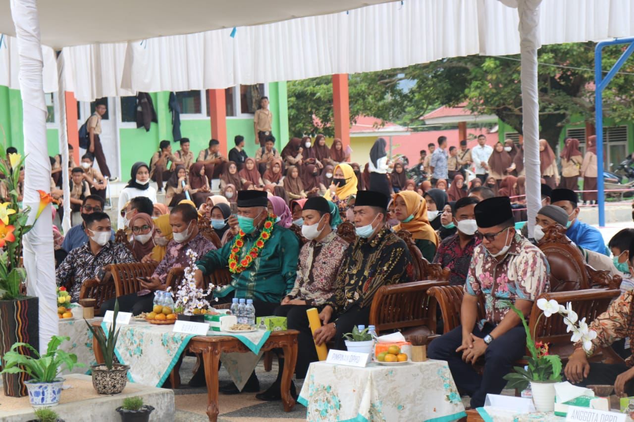 Gubernur Sumbar, Mahyeldi (dikalungi bunga) membuka Rumah Tahfizh Baitul Ulum dan Workshop Teknik Kendaraan Ringan (TKR) di SMKN 1 Tanjung Baru, Kabupaten Tanah Datar, Sabtu (9/10/2021).