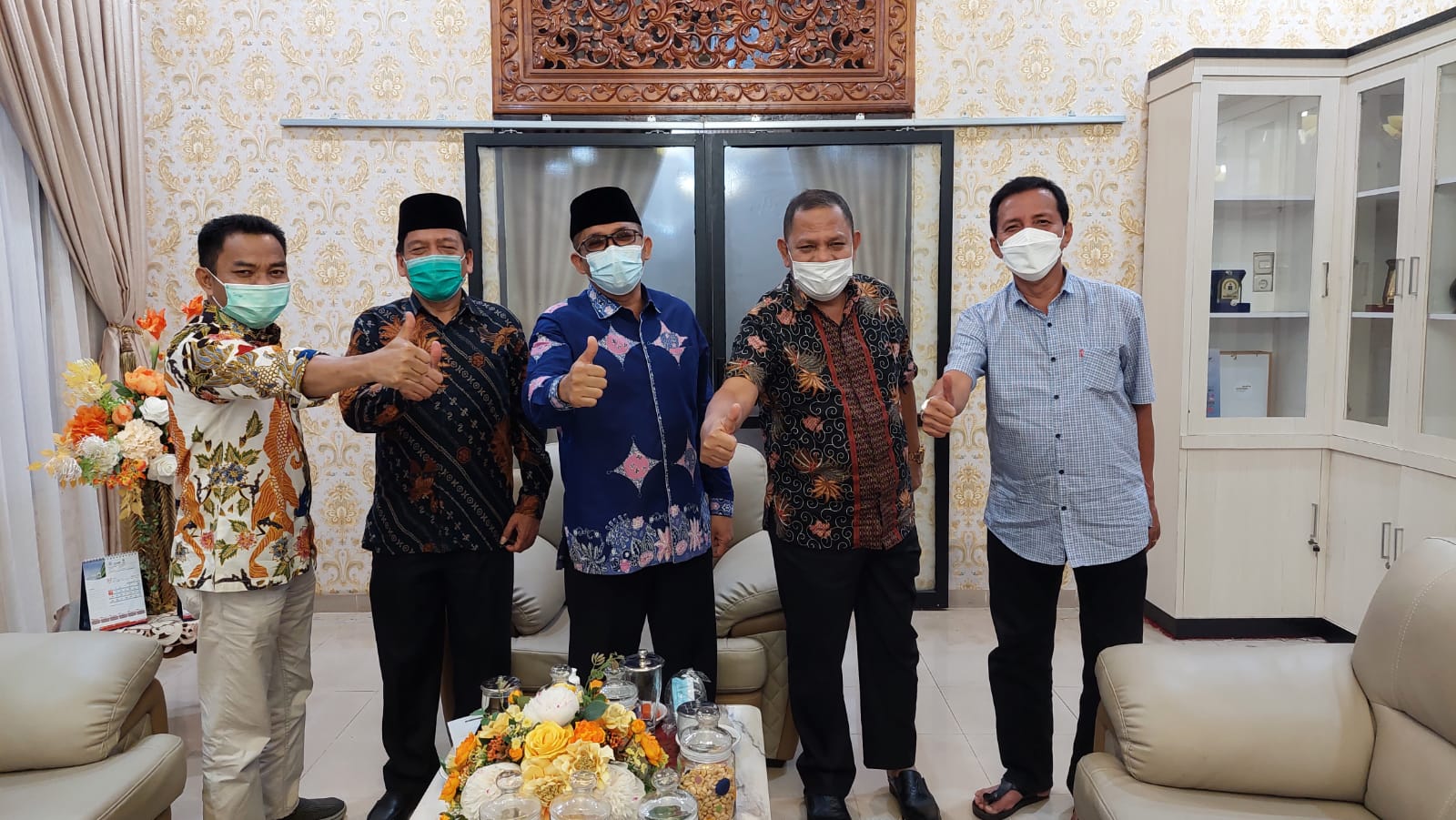 Wali Kota Padang Hendri Septa (tengah) didampingi Pj. Sekda Arfian saat menerima Anggota DPRD Sumbar Dapil Kota Padang, Suwirpen (Fraksi Demokrat), Afrizal (Fraksi Golkar) dan Hidayat (Fraksi Gerindra) di  rumah dinas Wali Kota Padang, Sabtu, (9/10/2021).