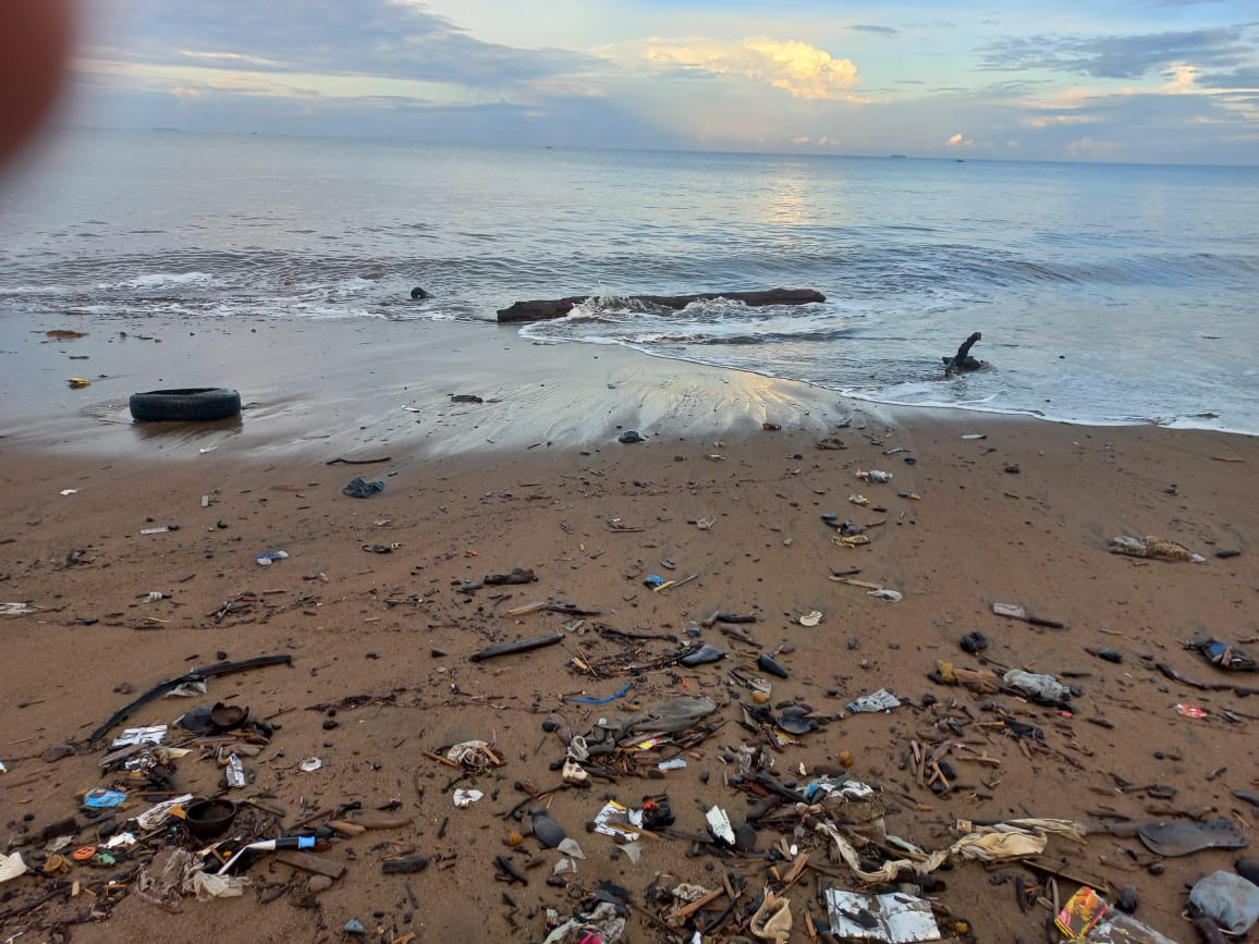 Sesudut pantai Padang dengan sampah yang berserakan.