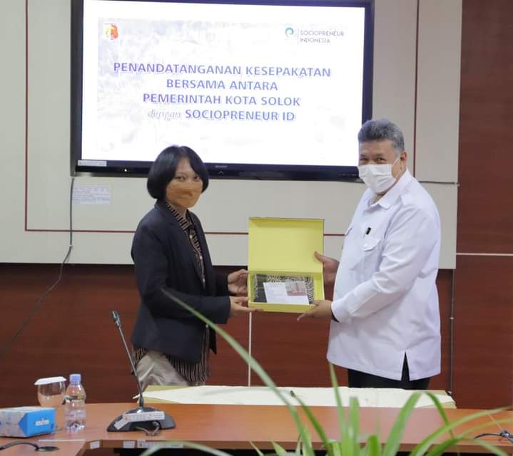  Penandatanganan MoU Pemko Solok dengan Sociopreneur ID Jakarta, Senin (11/10/2021).