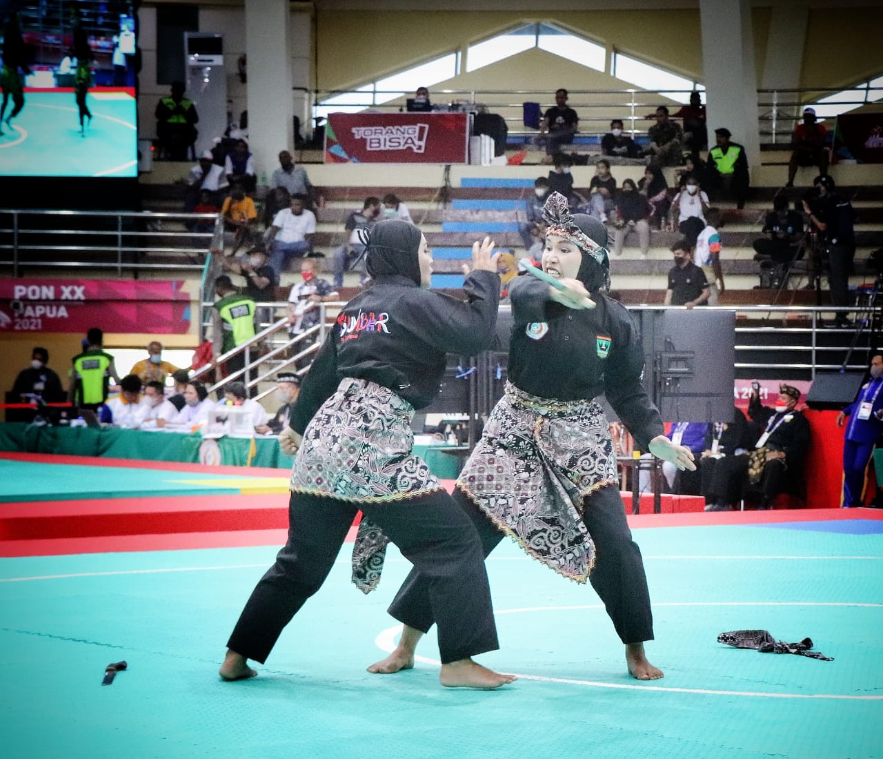 Atlet Pencak Silat Sumatera Barat pada nomor Seni Ganda Putri, Yolla Cynthiana dan Ochi Ramadhani.