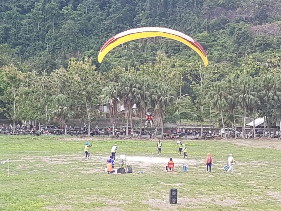 Cabor Paralayang Sumbar, gemilang di PON XX Papua 2021, menyumbang medali emas, perak dan perunggu, Selasa (12/10/2021).