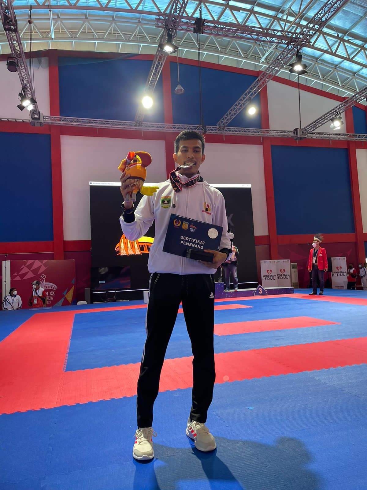 Milioner, di kelas Kumite 60 kg putra cabang Karate menyumbang medali perak untuk kontingen Sumbar, Kota Jayapura, Rabu (13/10/2021).