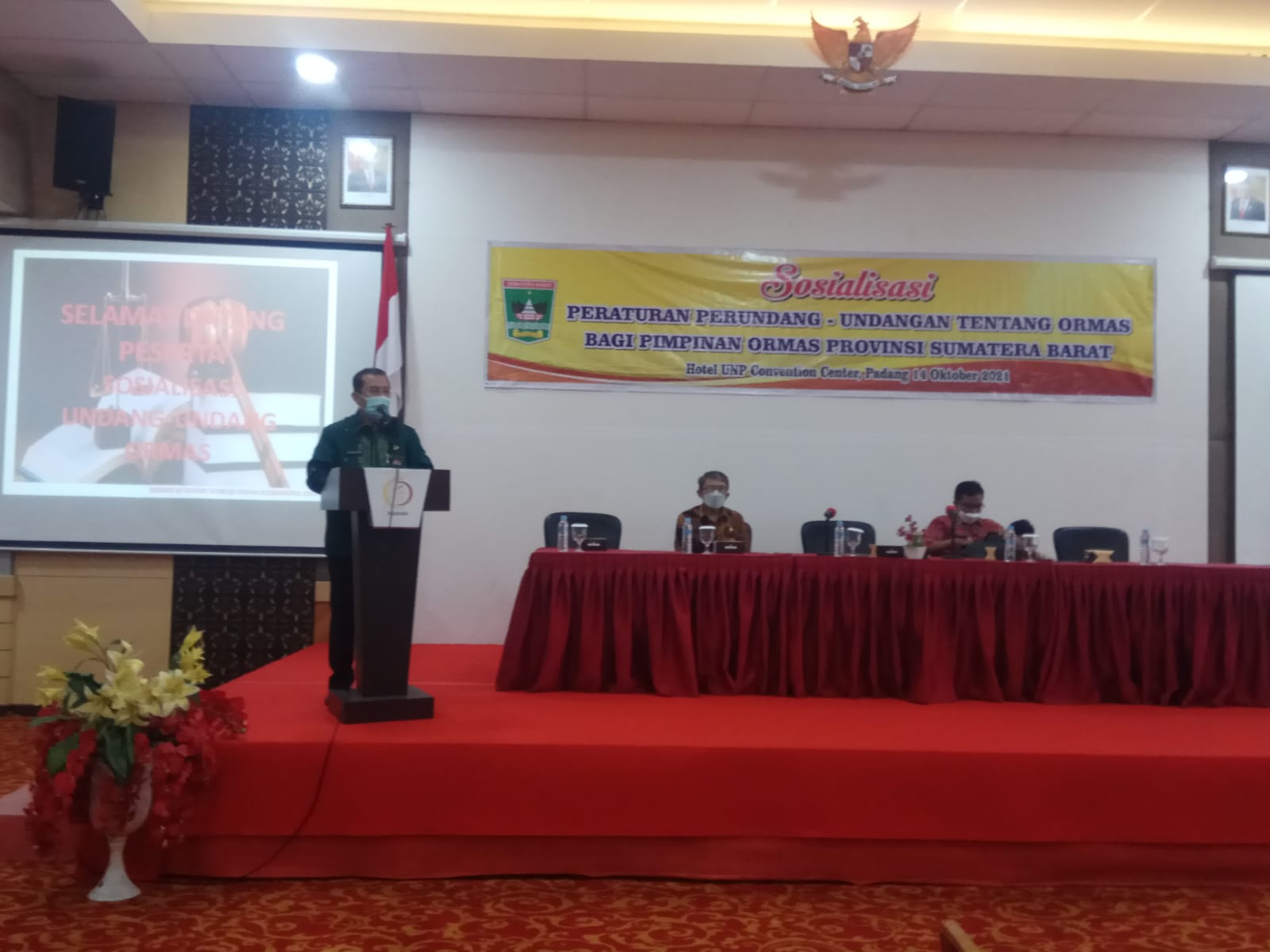 Kepala Badan Kesbangpol, Sumbar saat sampaikan sambutan dalam Sosialisasi Peraturan Perundang-undangan tentang Ormas di UNP Hotel Convention Center