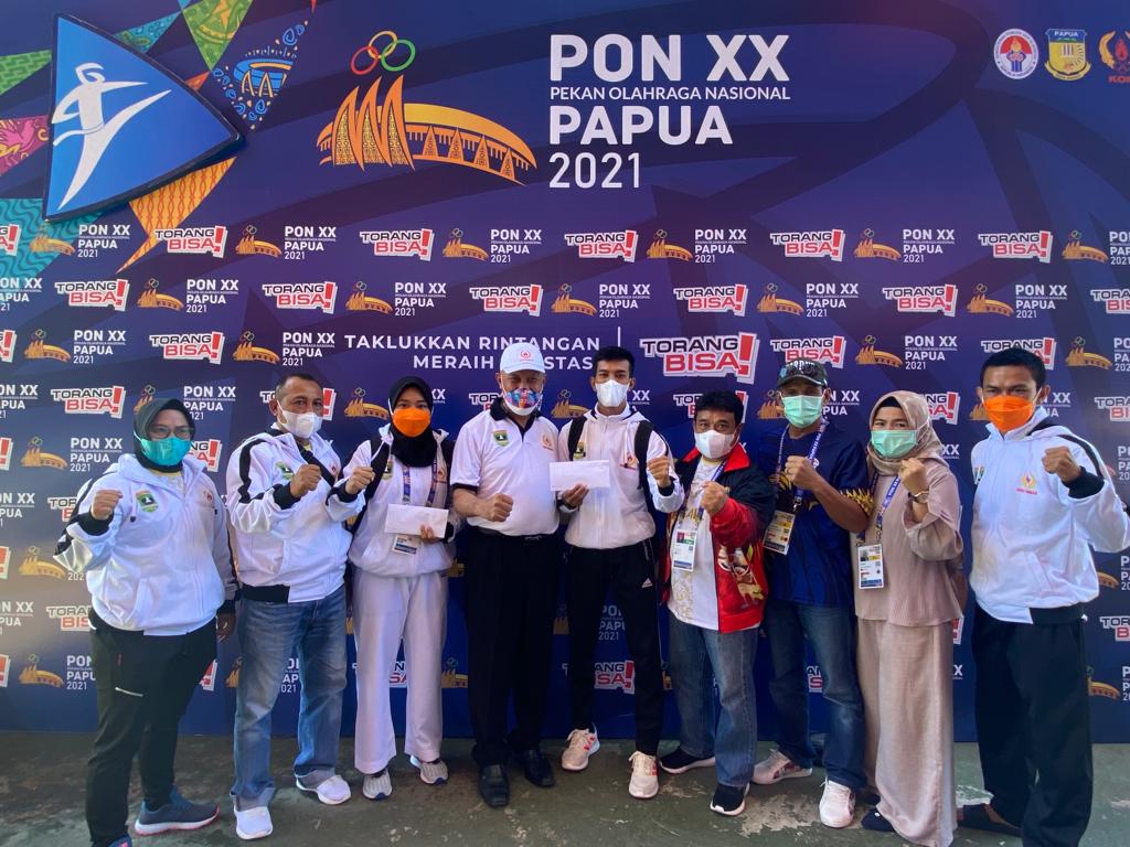 Gubernur Sumbar, Mahyeldi, mengunjungi atlet karate dan menyerahkan bonus spontan kepada peraih medali, Kamis (14/10/2021).