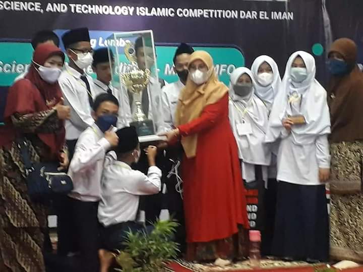 Siswa MTsN Padang Panjang poto bareng Piala Holitic DEI usai raih prestasi juara umum, Sabtu kemaren.
