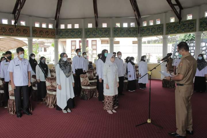 Pengurus Forum Peningkatan Konsumsi Ikan (Forikan) Kota Solok periode 2021-2024 dikukuhkan Wali Kota yang diwakili Sekretaris Daerah, Syaiful Rustam, Senin (18/10/2021).