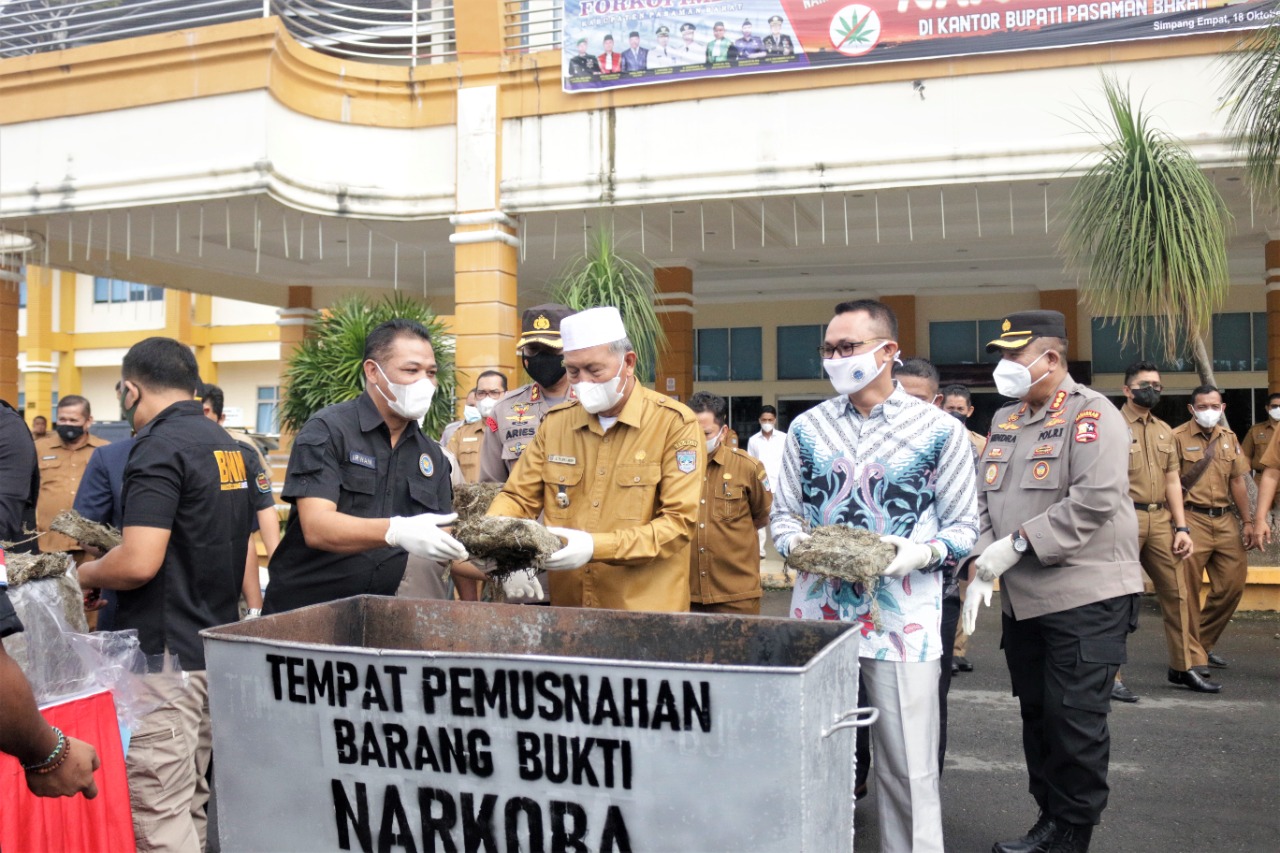 Bupati Pasaman Barat, Hamsuardi dan Wakil Bupati, Risnawanto berkomitmen untuk mendukung pemberantasan Narkoba di daerah itu. Saat pemusnahan barang bukti, Senin (18/10/2021).