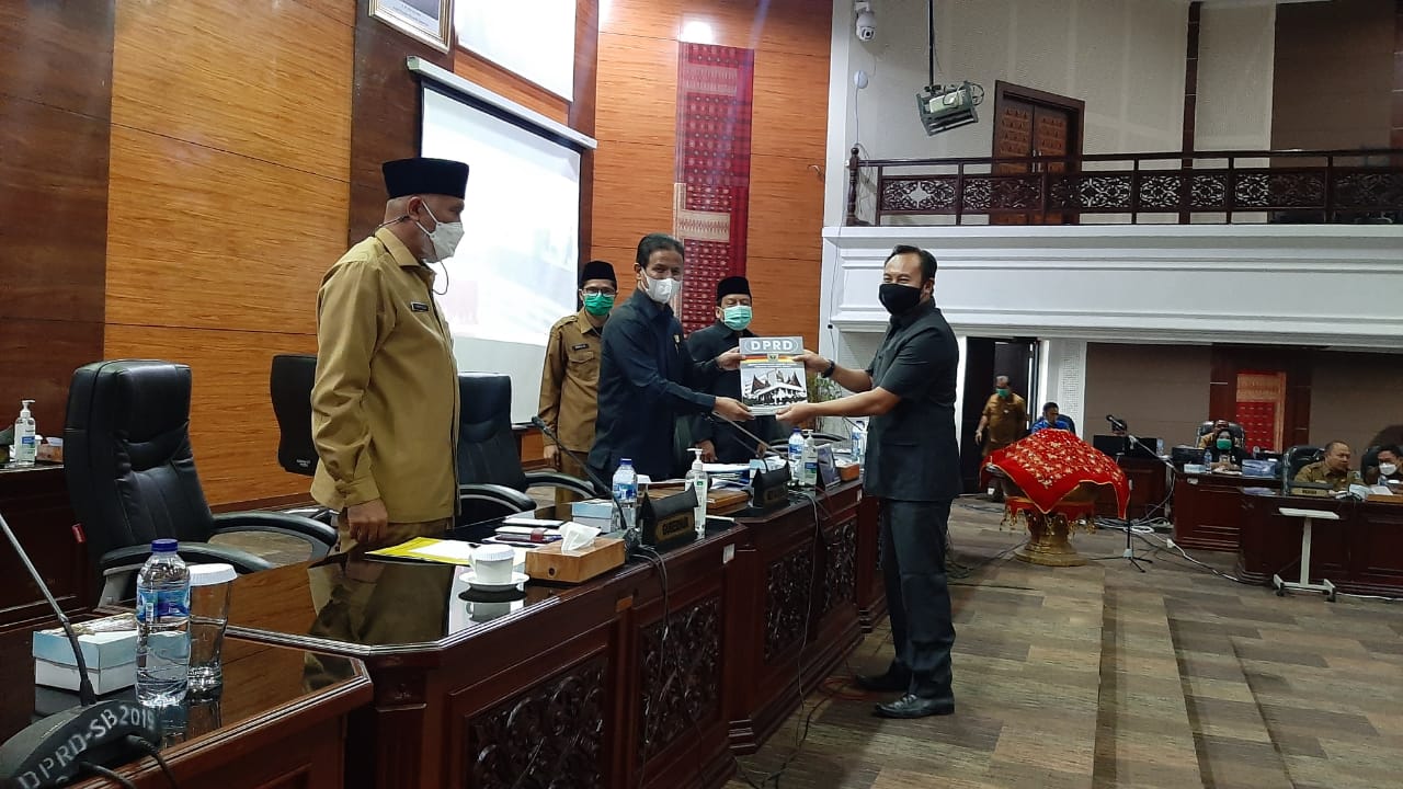 Gubernur Sumbar dalam sidang di DPRD Sumbar, Selasa (19/10/2021).
