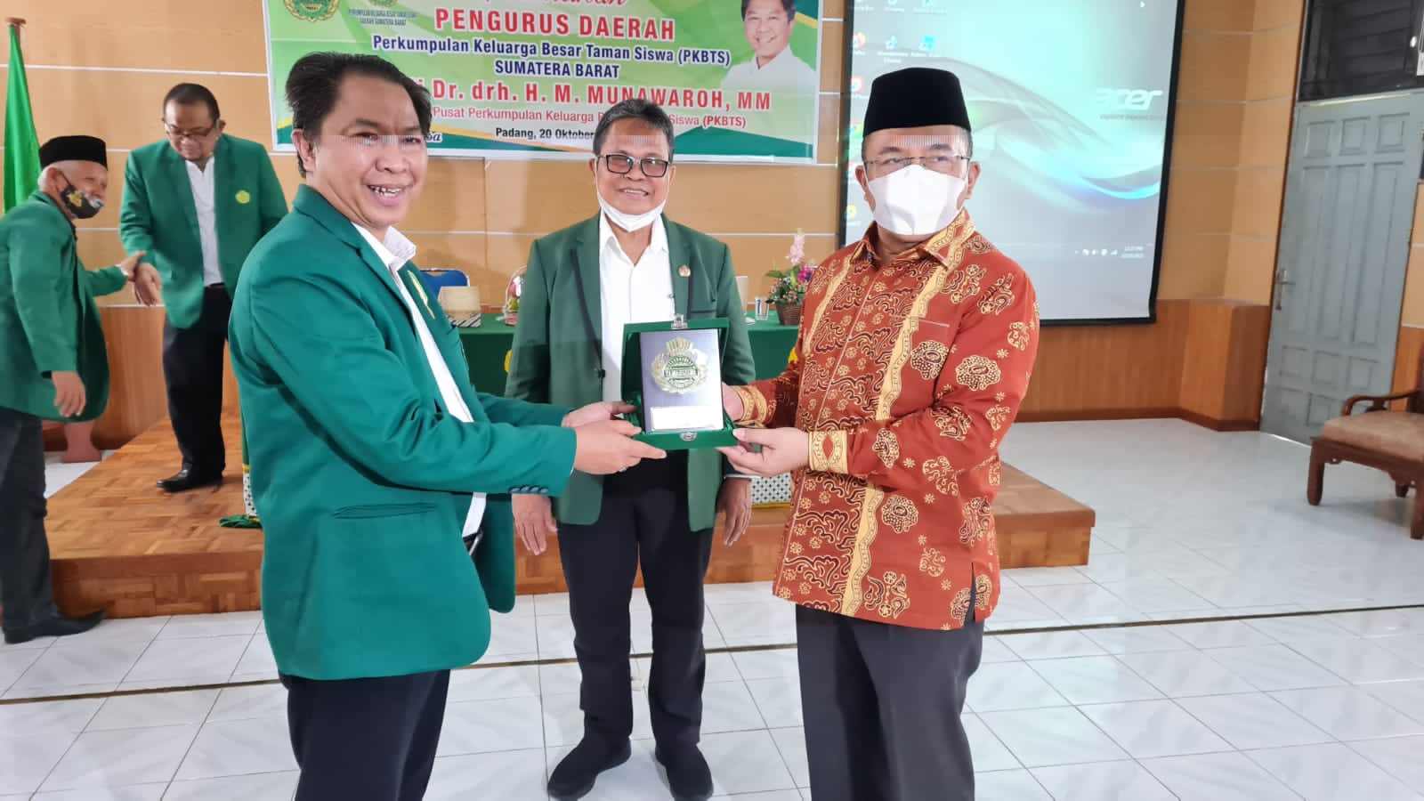 Sekretaris Daerah Provinsi Sumbar, Hansastri (batik merah) menerima plakat dari PKBTS Sumbar, Rabu (20/10/2021) di Padang.